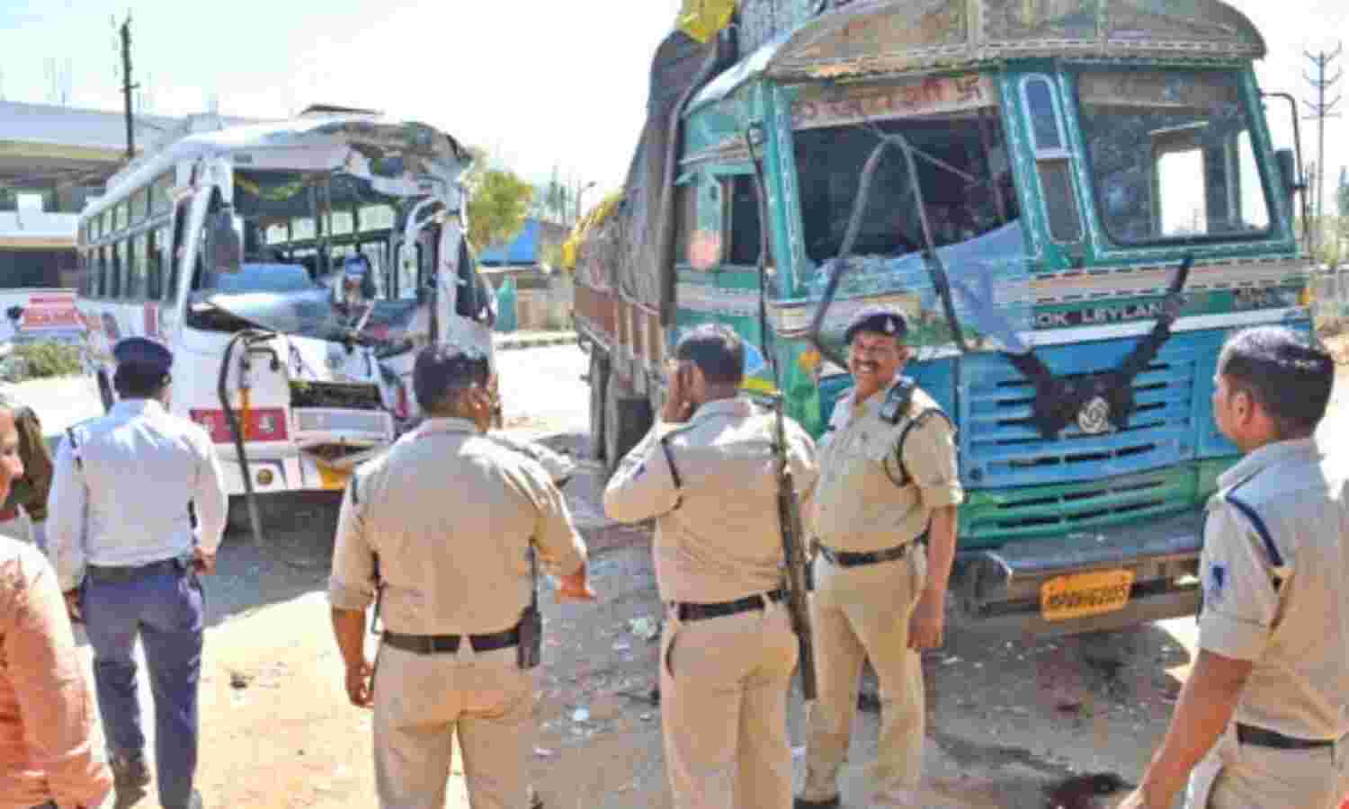 बस-ट्रक की भिड़ंत, परिचालक की मौत