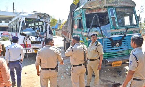 बस-ट्रक की भिड़ंत, परिचालक की मौत