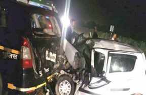 लखनऊ एक्सप्रेस वे पर सांड आने से भिड़ीं तीन गाड़ियां