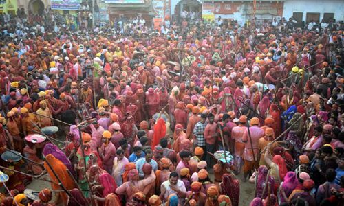 श्रीकृष्ण के गांव नंदगांव में लठामार होली में बरसा आनंद