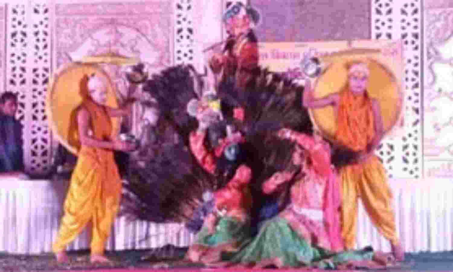 फूलों की होली के साथ किया माता-पिता का सम्मान