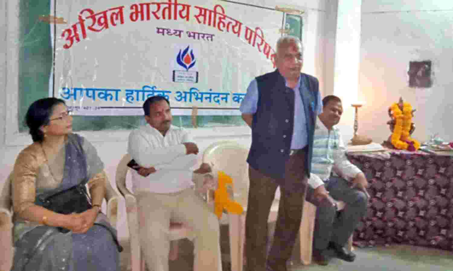 साहित्य समाज का दर्पण: पुरोहित