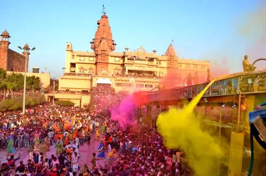 जन्मभूमि पर लठामार होली की मची धूम