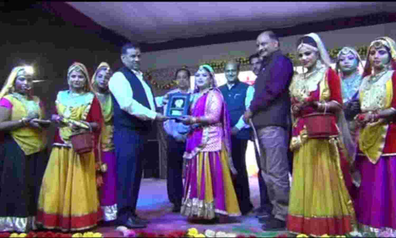 होरी खेले रघुवीरा अवध में होरी खेले...