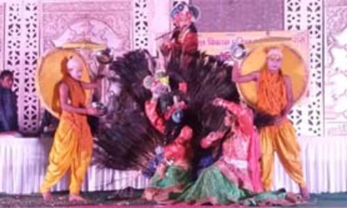 फूलों की होली के साथ किया माता-पिता का सम्मान