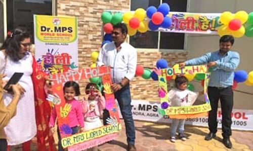 डॉ. एमपीएस स्कूल में बच्चों ने जमकर खेली होली