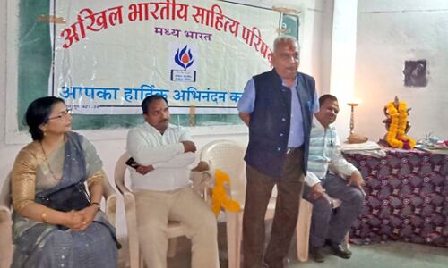 साहित्य समाज का दर्पण: पुरोहित