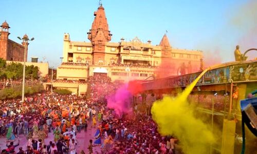 जन्मभूमि पर लठामार होली की मची धूम