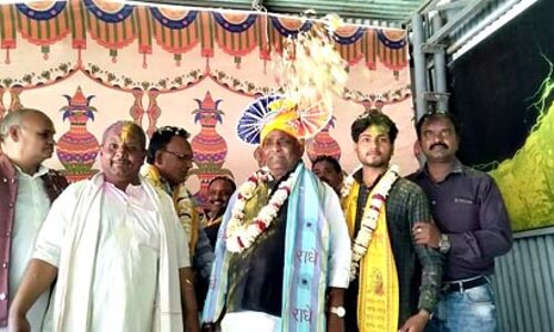 होली के रंग में रंग गए नेता और अधिकारी