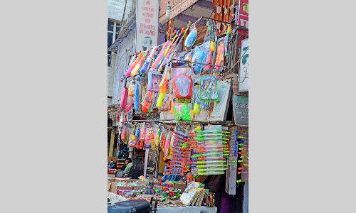 बाजार में सर्जिकल स्ट्राइक और इंडियन आर्मी पिचकारी की धूम