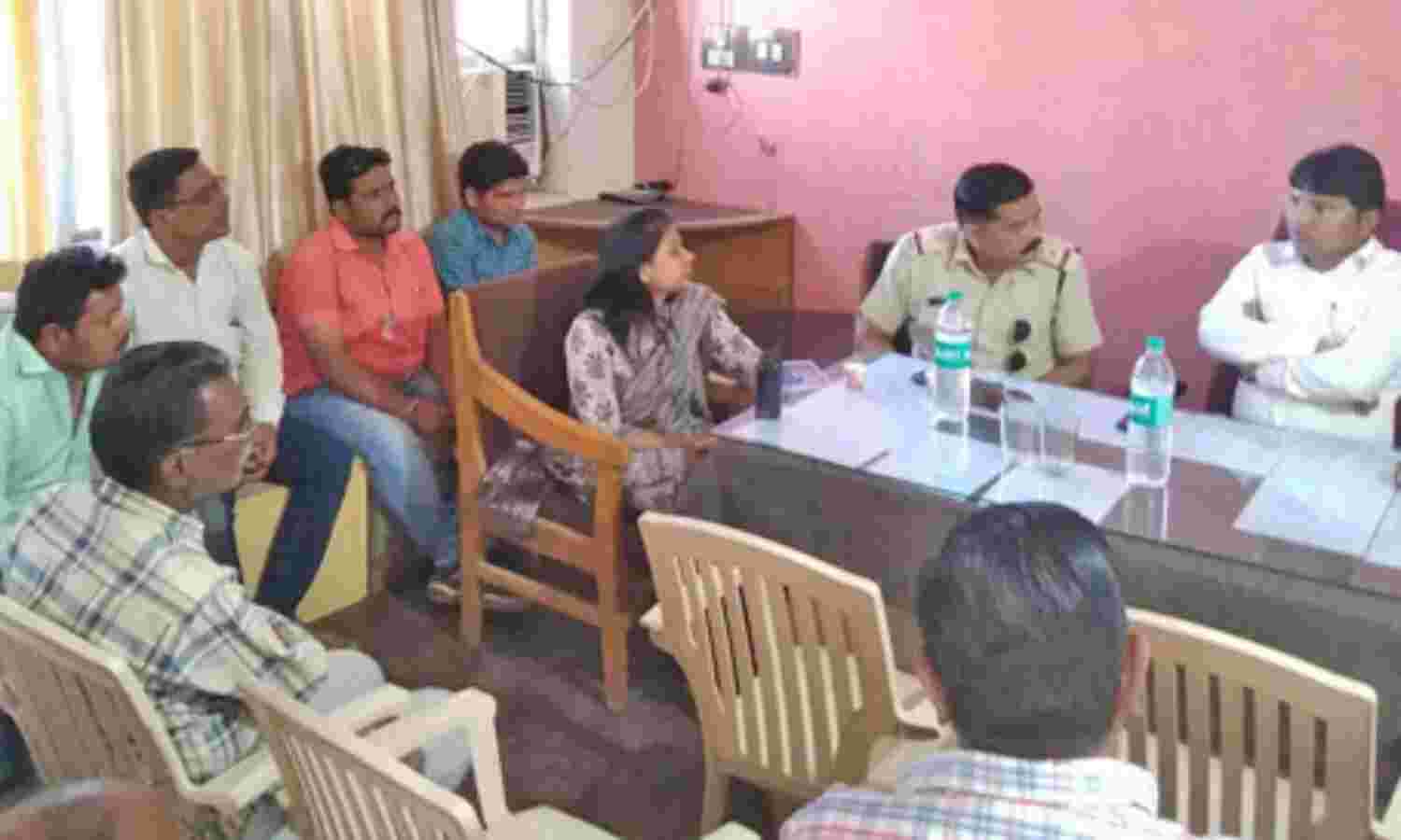 अब जाकर टूटी नींद, दिन में ट्रेक्टर-ट्रॉलियों को पकड़ा शाम को संयुक्त बैठक कर बनाई कार्रवाई की रणनीति