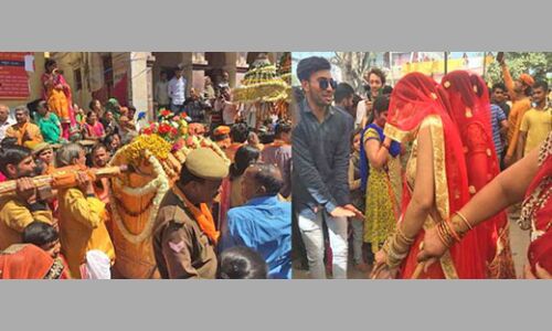 गोपियों ने बाल स्वरूप कान्हा के साथ खेली छड़ीमार होली