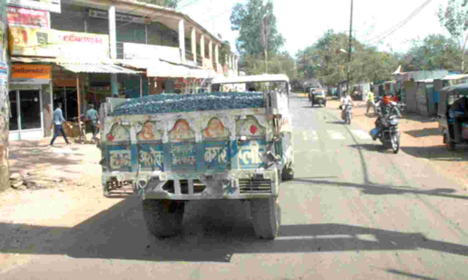 दिन भर चला जिम्मेदारों और निर्माण सामग्री ढोतीं ट्रेक्टर-ट्रॉली चालकों के बीच आँख-मिचौली का खेल