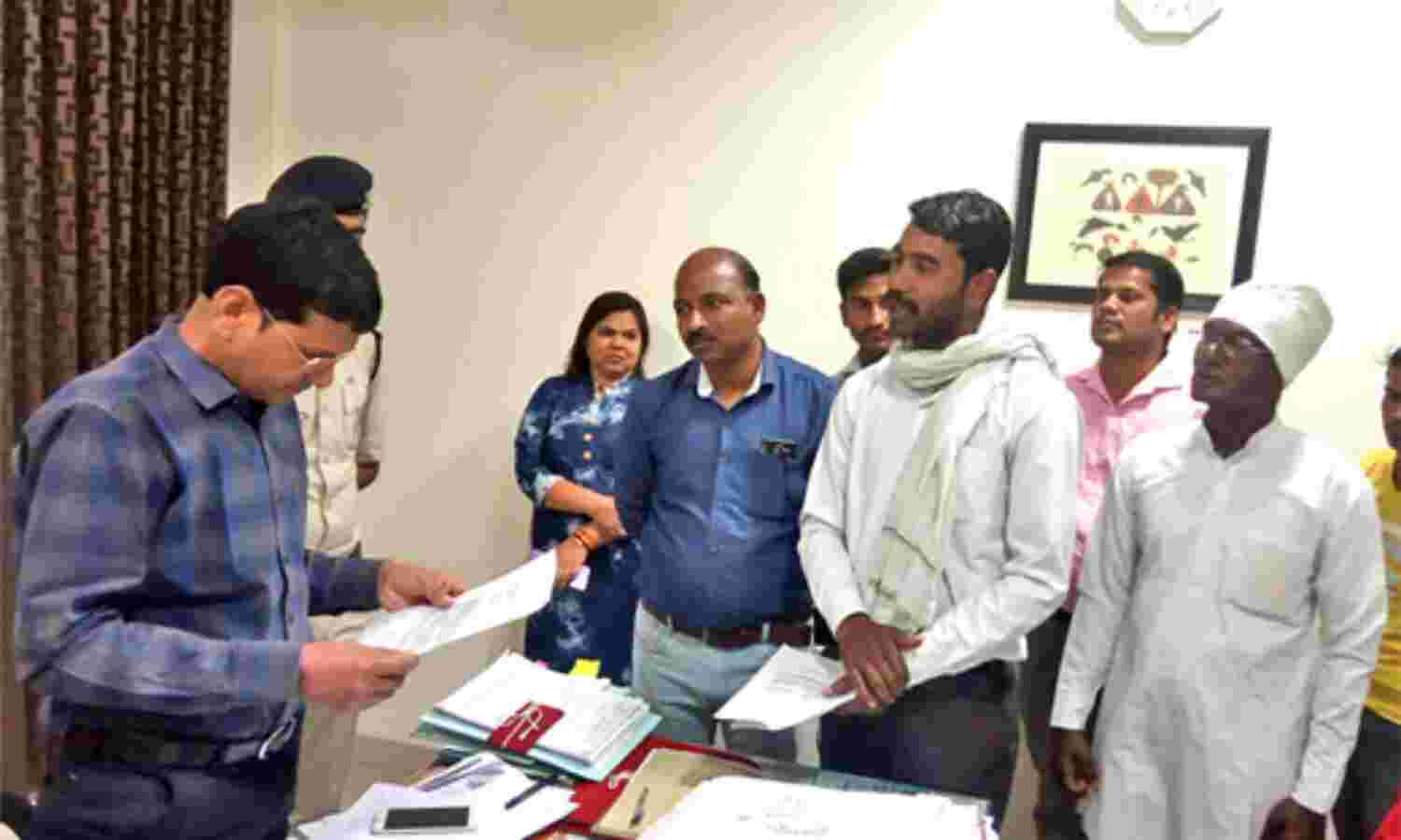 छलावा साबित हो रही कर्ज माफी किसानों ने सौपा प्रशासन को ज्ञापन