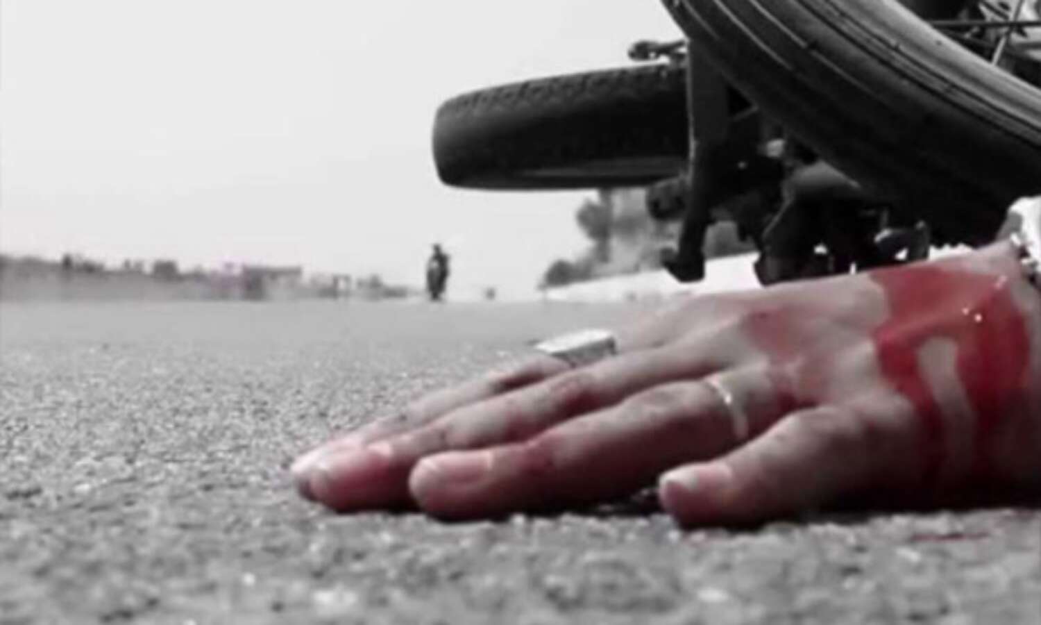 बाइक की टक्कर से महिला और बाइक सवार की मौत