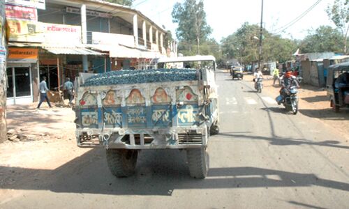 दिन भर चला जिम्मेदारों और निर्माण सामग्री ढोतीं ट्रेक्टर-ट्रॉली चालकों के बीच आँख-मिचौली का खेल