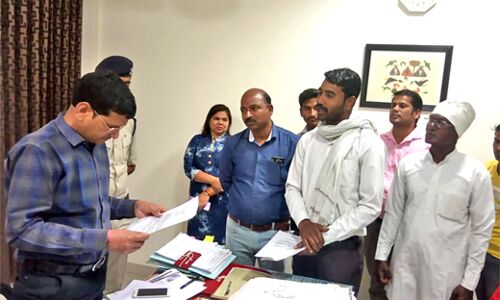 छलावा साबित हो रही कर्ज माफी किसानों ने सौपा प्रशासन को ज्ञापन