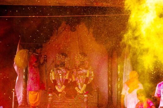 उड़त गुलाल लाल भए बादर...