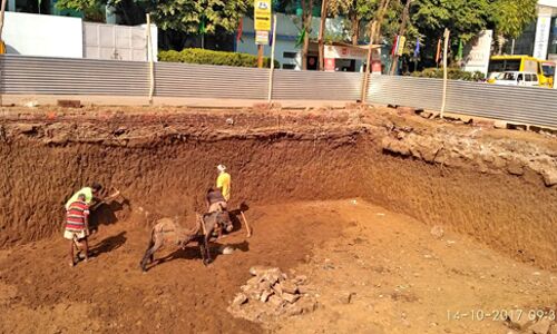 इंजीनियरों के आगे बनती रही अवैध इमारत