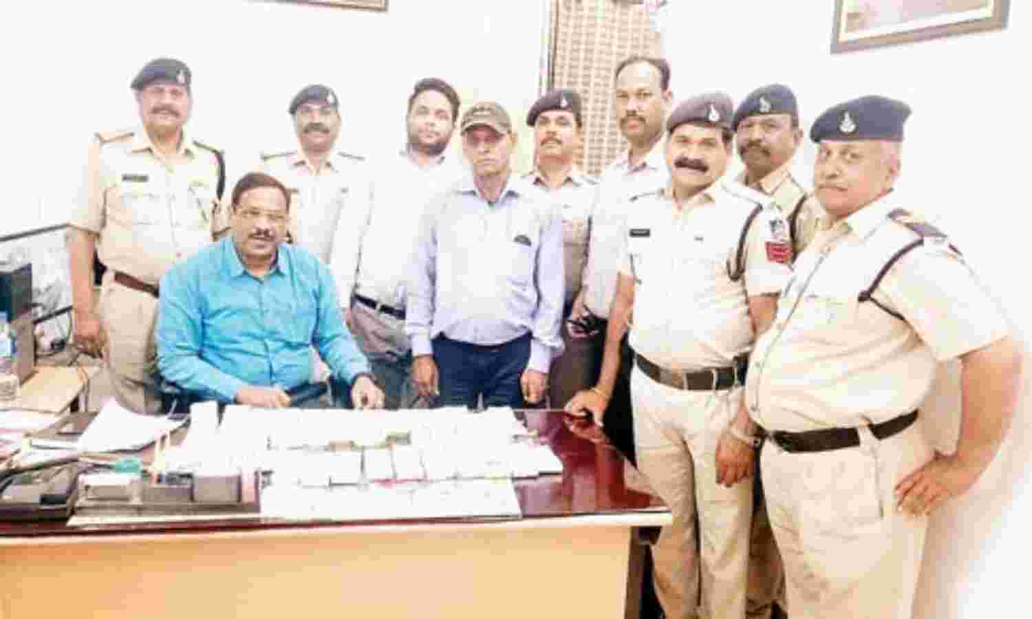 जीआरपी ने दो व्यक्तियों से 20 लाख जब्त किए