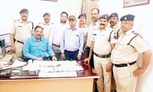 जीआरपी ने दो व्यक्तियों से 20 लाख जब्त किए