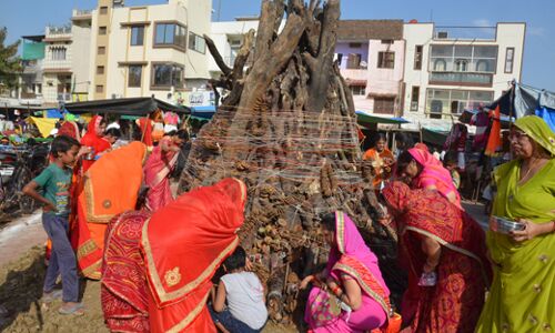 दहन हुआ, धुलेड़ी आज