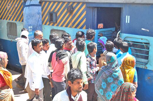 आस्था के ट्रेक पर रेलवे का मेगा ब्लॉक, तीन ट्रेनें रद्द, व्यवस्था बनाने में प्रशासन के छूटेंगे पसीनें