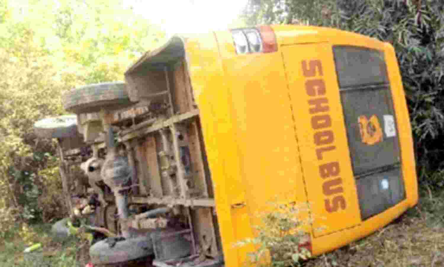 मिस्त्री चला रहा था स्कूल बस, पलटने पर 11 बच्चे घायल
