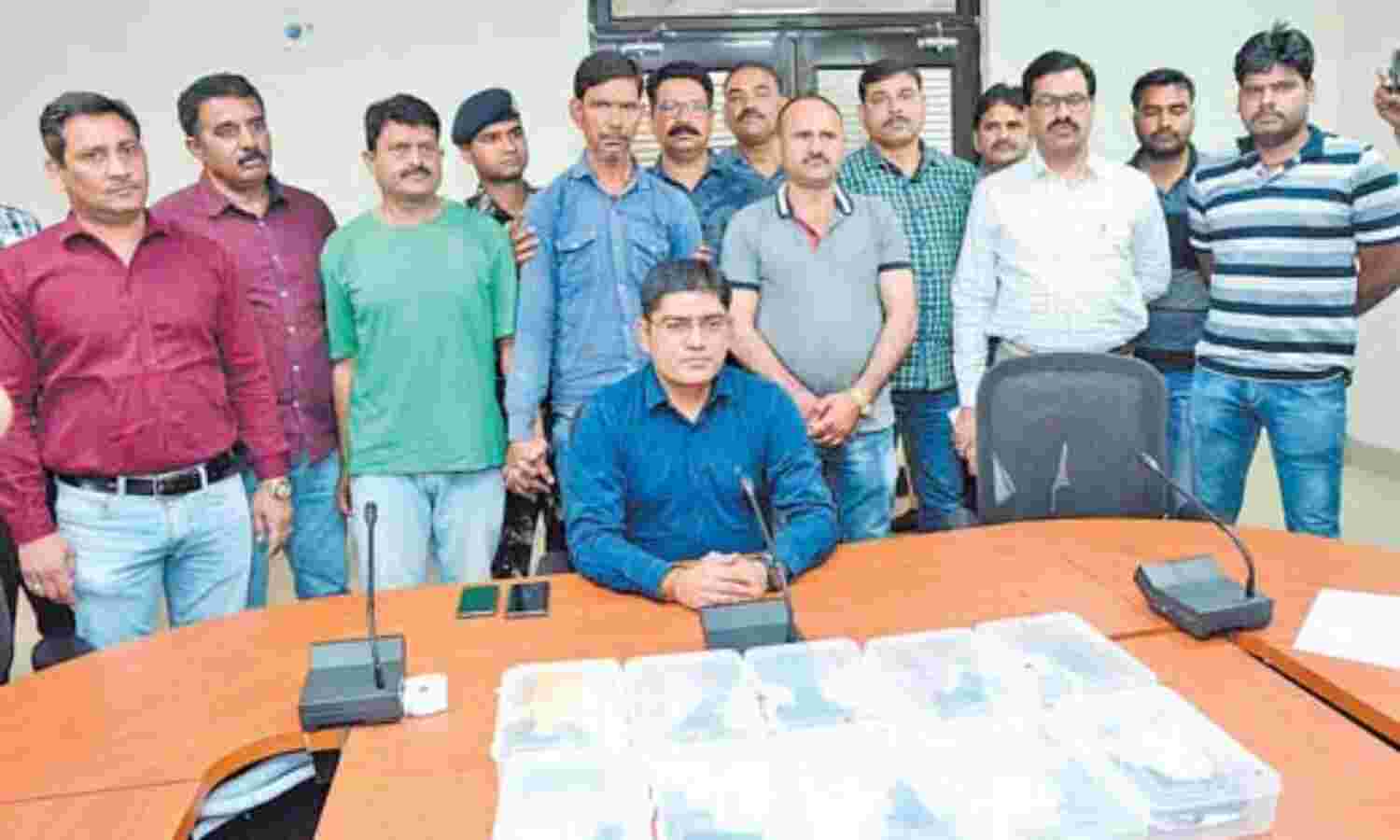 अवैध हथियारों के साथ बस स्टैण्ड से फिर तस्कर गिरफ्तार