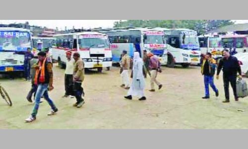 मोबाइल से बात करने पर बसों का परमिट होगा निरस्त