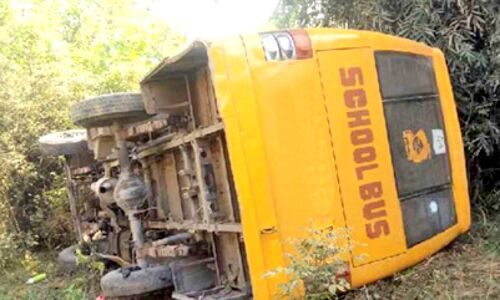 मिस्त्री चला रहा था स्कूल बस, पलटने पर 11 बच्चे घायल