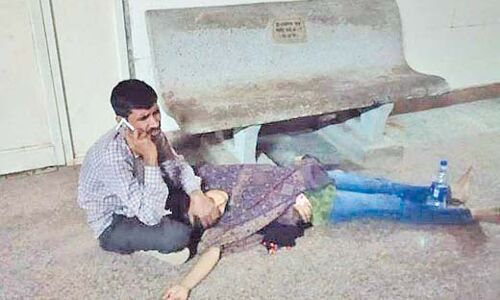 दर्द से तड़पती रही बच्ची, नहीं किया भर्ती, कहा : केआरएच ले जाओ