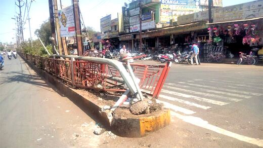 बस ने मारी डिवायडर में टक्कर, घंटों गुल रही बिजली बस ने मारी डिवायडर में टक्कर, घंटों गुल रही बिजली