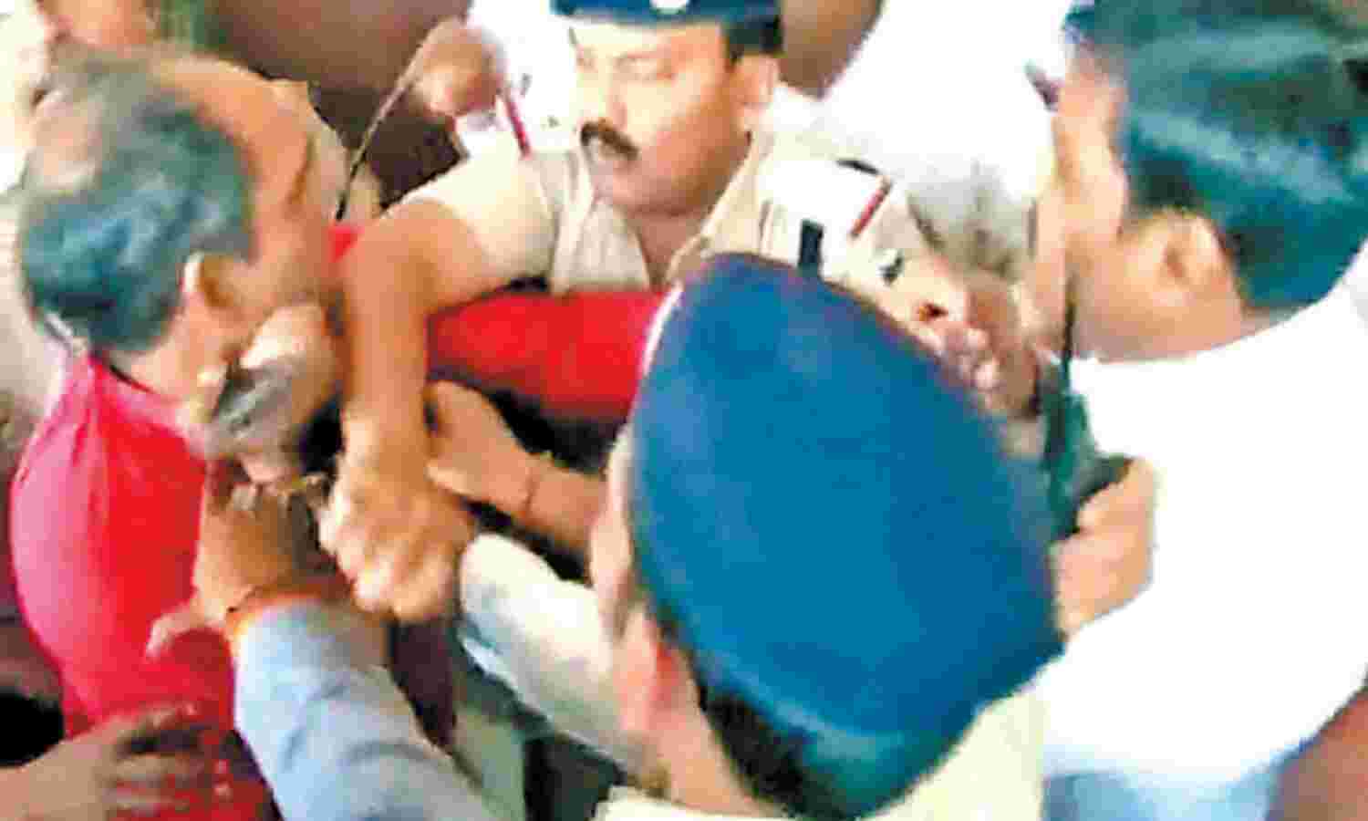 ग्वालियर स्टेशन पर आपसे में भिड़े कांग्रेस कार्यकर्ता ग्वालियर स्टेशन पर आपसे में भिड़े कांग्रेस कार्यकर्ता