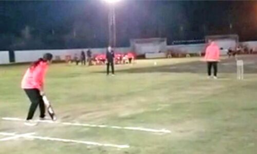 महिलाओं ने लिए विकेट, लगाए चौके-छक्के महिलाओं ने लिए विकेट, लगाए चौके-छक्के