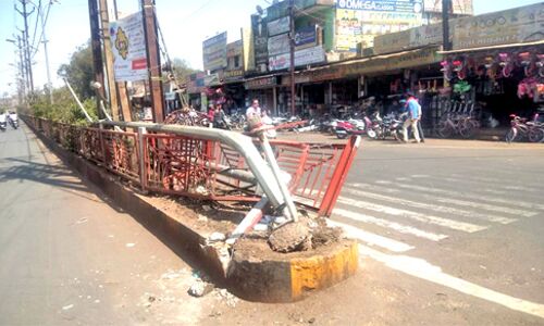 बस ने मारी डिवायडर में टक्कर, घंटों गुल रही बिजली बस ने मारी डिवायडर में टक्कर, घंटों गुल रही बिजली