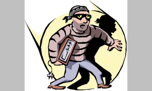 फौजी के सूने घर के ताले चटकाए