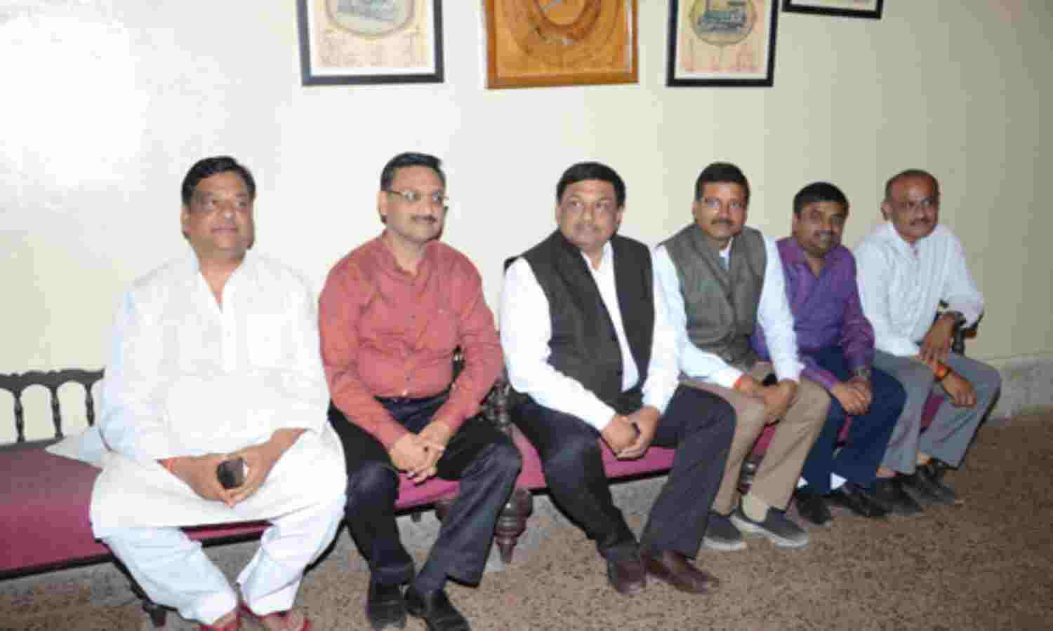 चेम्बर पदाधिकारियों से नहीं मिले सिंधिया चेम्बर पदाधिकारियों से नहीं मिले सिंधिया