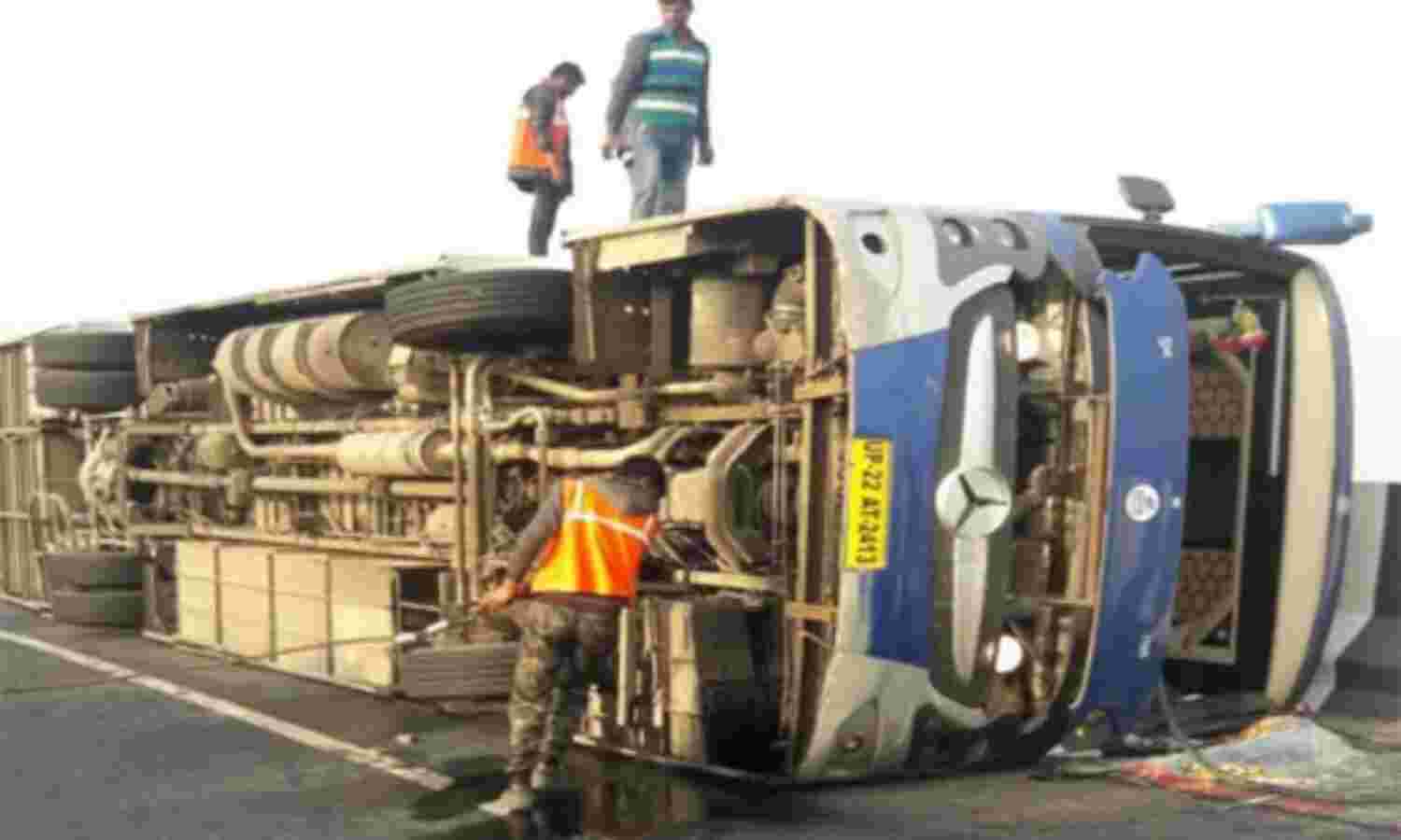 आगरा-लखनऊ एक्सप्रेसवे पर एक और हादसा हुआ, प्राइवेट बस के पलटने पर 12 यात्री घायल आगरा-लखनऊ एक्सप्रेसवे पर एक और हादसा हुआ, प्राइवेट बस के पलटने पर 12 यात्री घायल