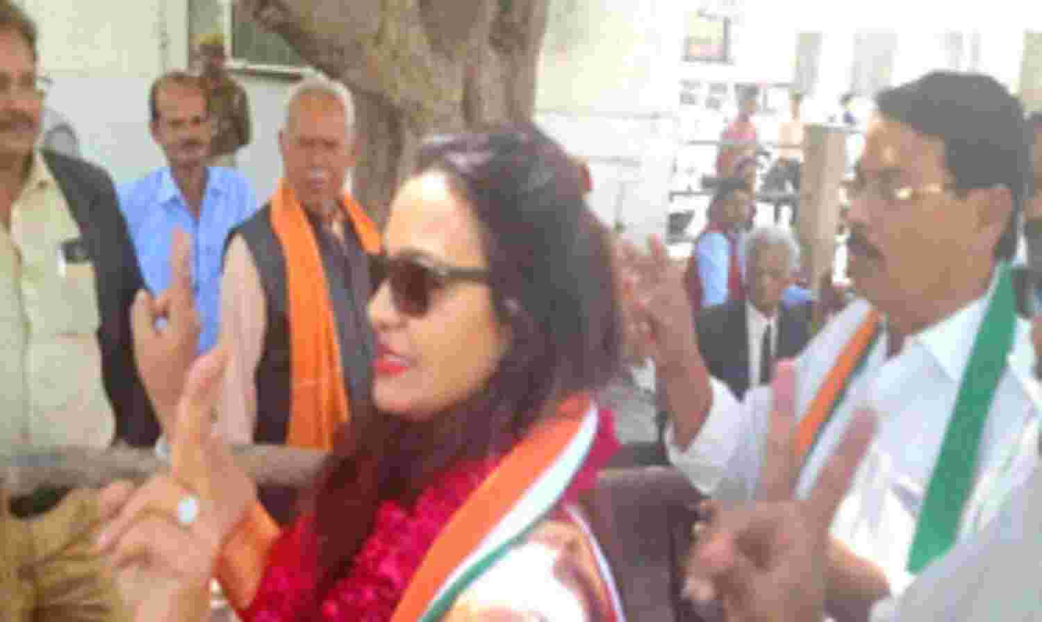 आगरा के लिए चार और सीकरी के लिए भरे गए सात पर्चे आगरा के लिए चार और सीकरी के लिए भरे गए सात पर्चे