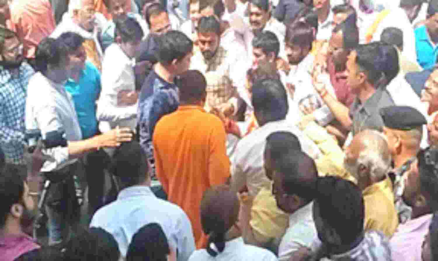 नारेबाजी को लेकर भिड़े भाजपा और कांग्रेस कार्यकर्ता नारेबाजी को लेकर भिड़े भाजपा और कांग्रेस कार्यकर्ता