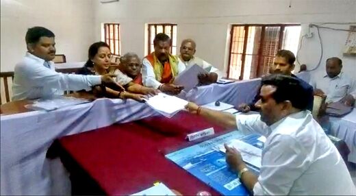 चार लोगों के साथ हेमा ने दाखिल किया नामांकन चार लोगों के साथ हेमा ने दाखिल किया नामांकन