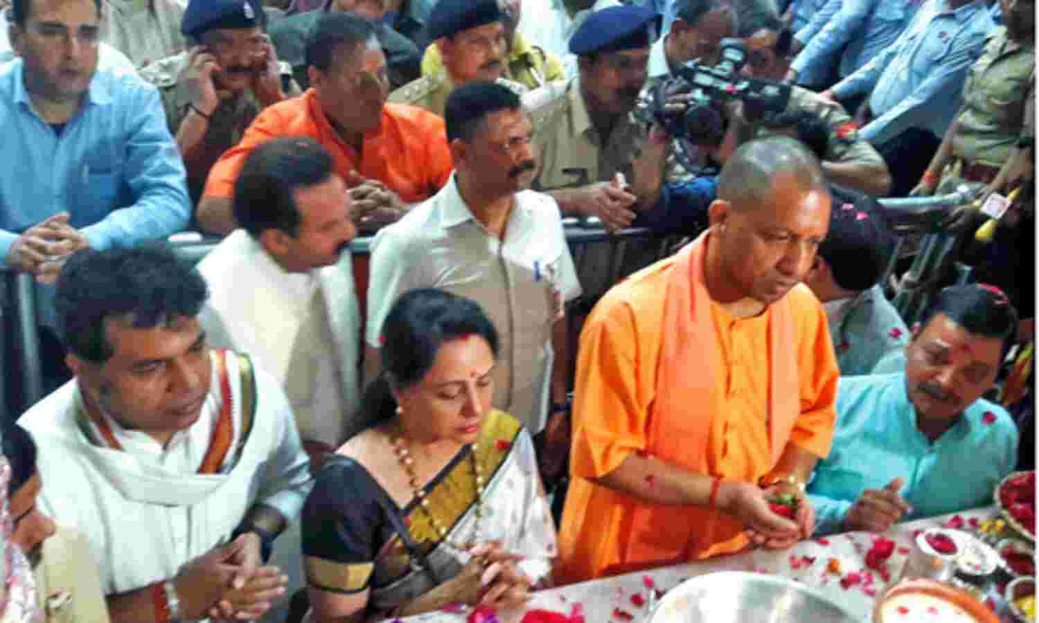 मुख्यमंत्री योगी आदित्यनाथ पहुंचे ठा. बांकेबिहारी की शरण मुख्यमंत्री योगी आदित्यनाथ पहुंचे ठा. बांकेबिहारी की शरण