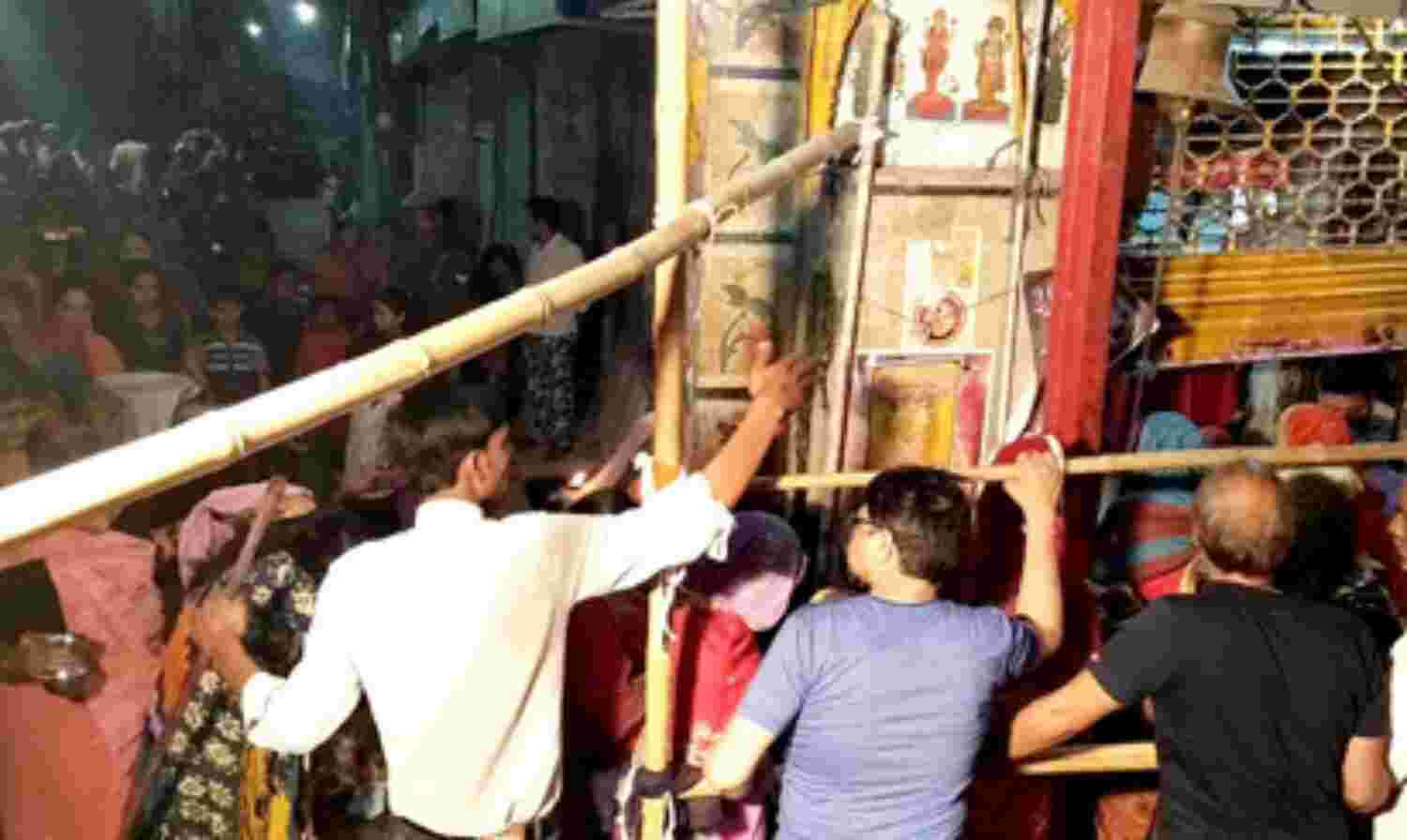 शीतला माता पूजन को मंदिर में रात से लगी भीड़ शीतला माता पूजन को मंदिर में रात से लगी भीड़