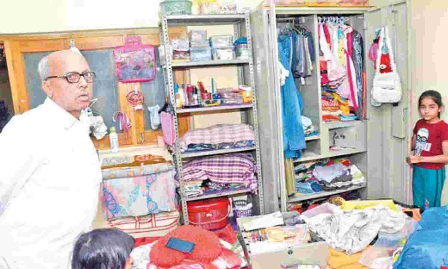 एमआर के सूने घर के चटकाए ताले एमआर के सूने घर के चटकाए ताले