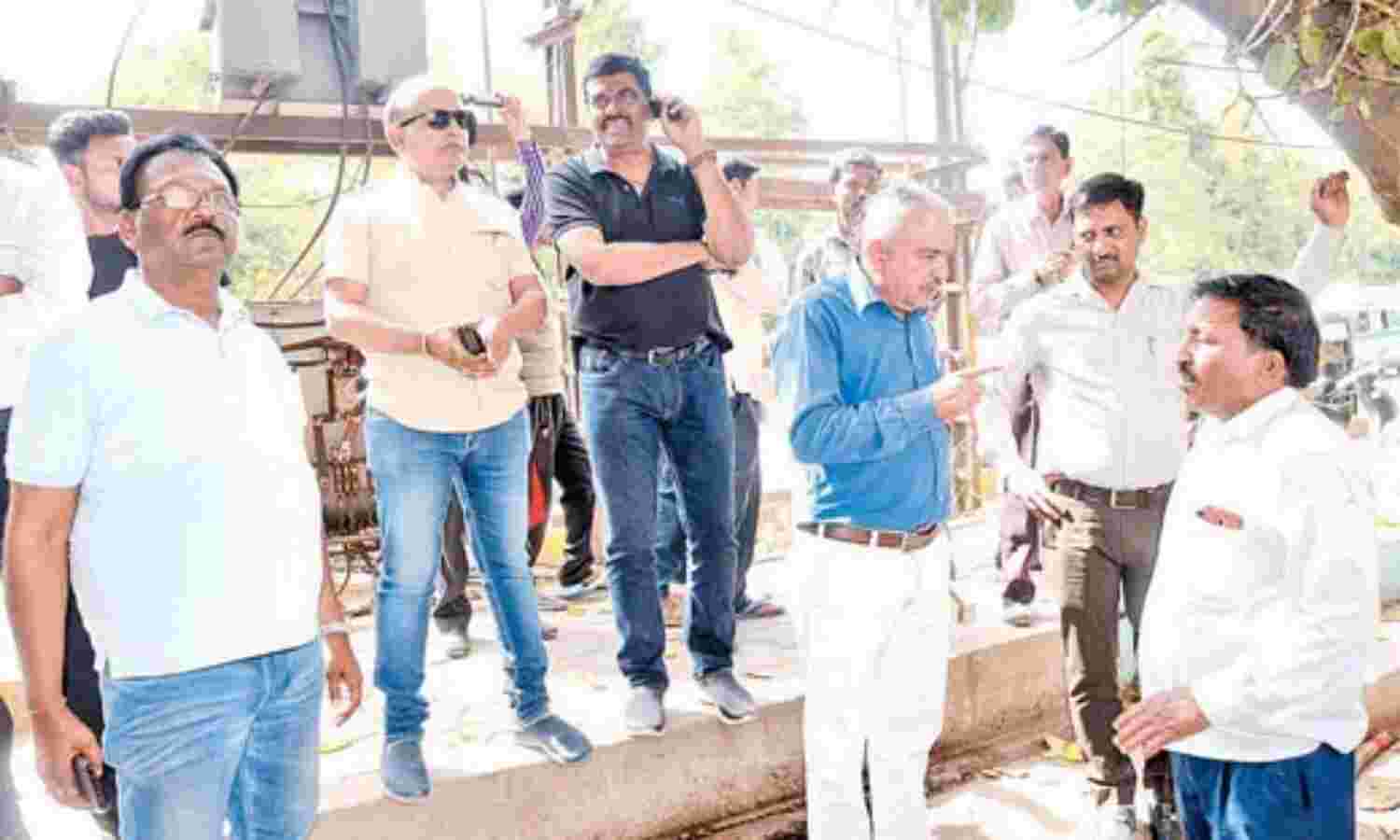 उत्कृष्ट बाजार बनाने से पहले विवाद, सिटी प्लानर ने दी गालियां उत्कृष्ट बाजार बनाने से पहले विवाद, सिटी प्लानर ने दी गालियां