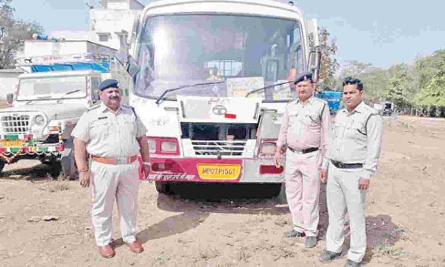 परिवहन विभाग ने दो लाख का बकाया कर निकाला परिवहन विभाग ने दो लाख का बकाया कर निकाला