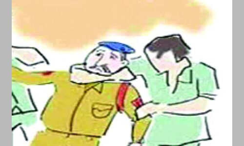 आईएएस से धक्का-मुक्की कर ट्रेक्टर छुड़ा ले गए