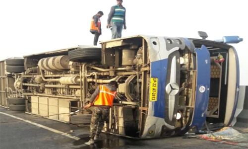 आगरा-लखनऊ एक्सप्रेसवे पर एक और हादसा हुआ, प्राइवेट बस के पलटने पर 12 यात्री घायल