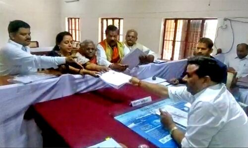 चार लोगों के साथ हेमा ने दाखिल किया नामांकन